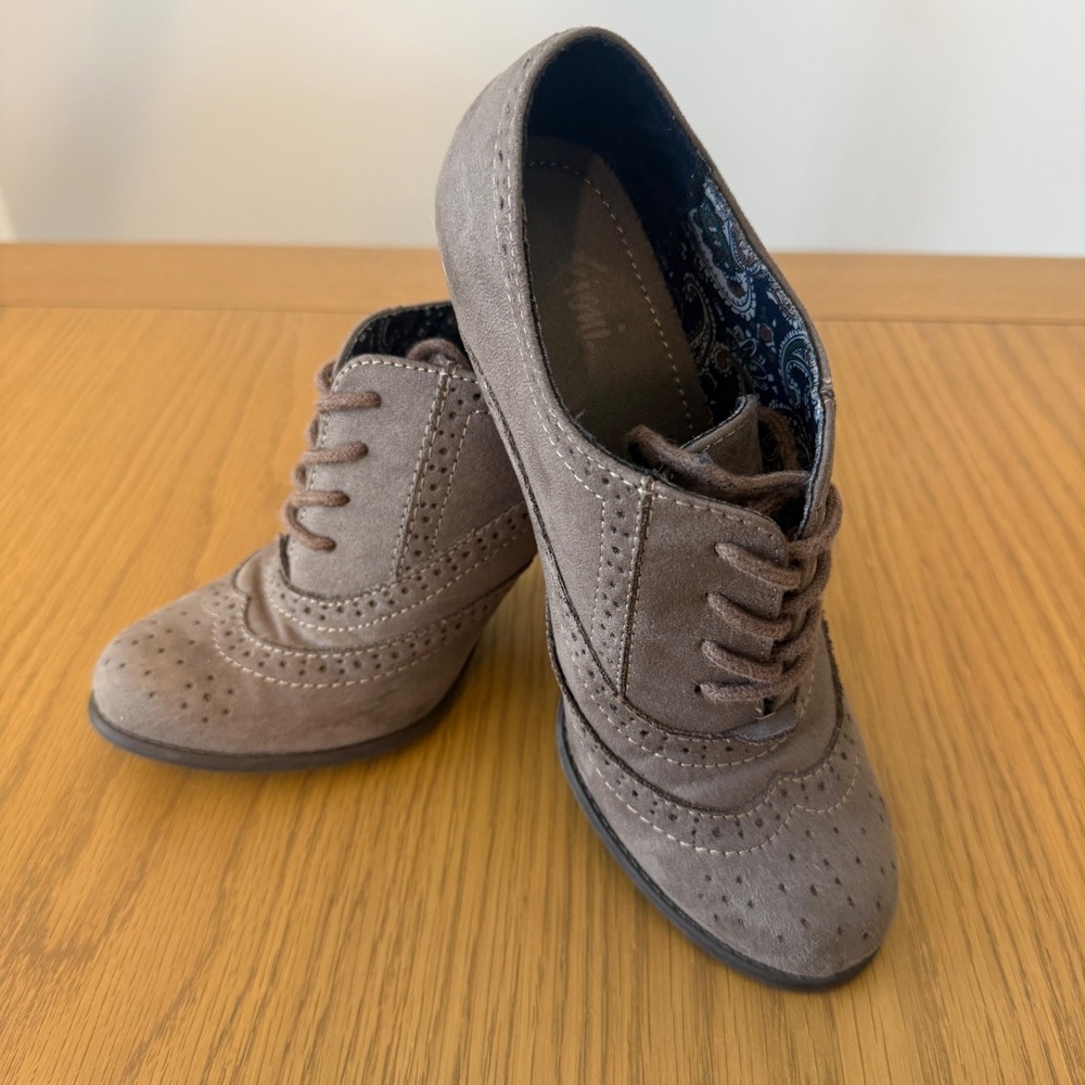 Fioni Oxford Brogue Heels Womens 6.5 Taupe Grey Lace Up Wingtip Stacked Heel